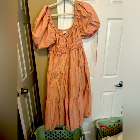 En Saison Dresses & Skirts - En Saison light pink tiered, puff sleeve dress